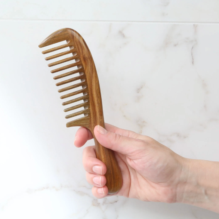 Peigne en bois de santal vert naturel – Dents moyennes – 20,5 × 5,5 cm